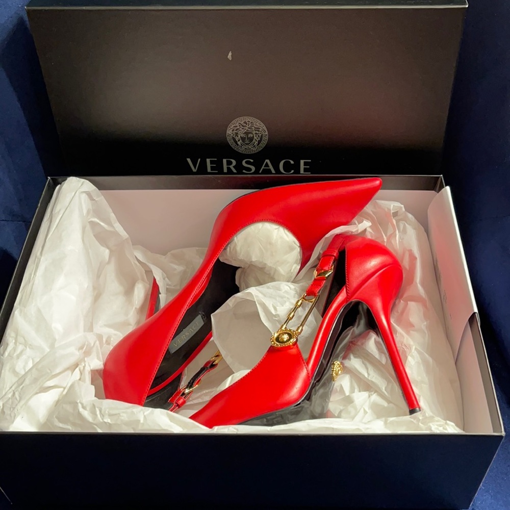 SAFETY PIN LEATHER PUMPS